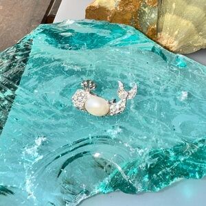 Rhinestone Whale Brooch – Faux Pearl Belly & Silver-Tone Sparkle